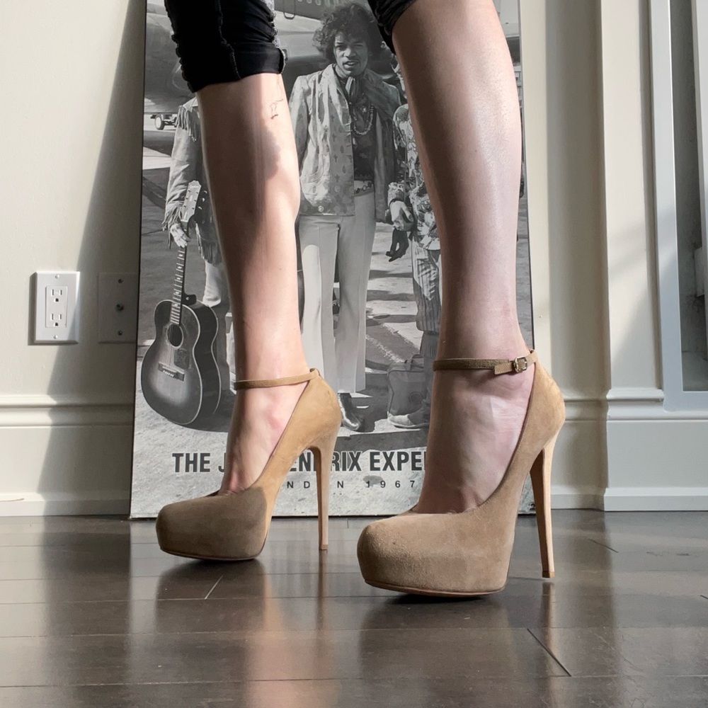 Ballin Italian pumps on a platform